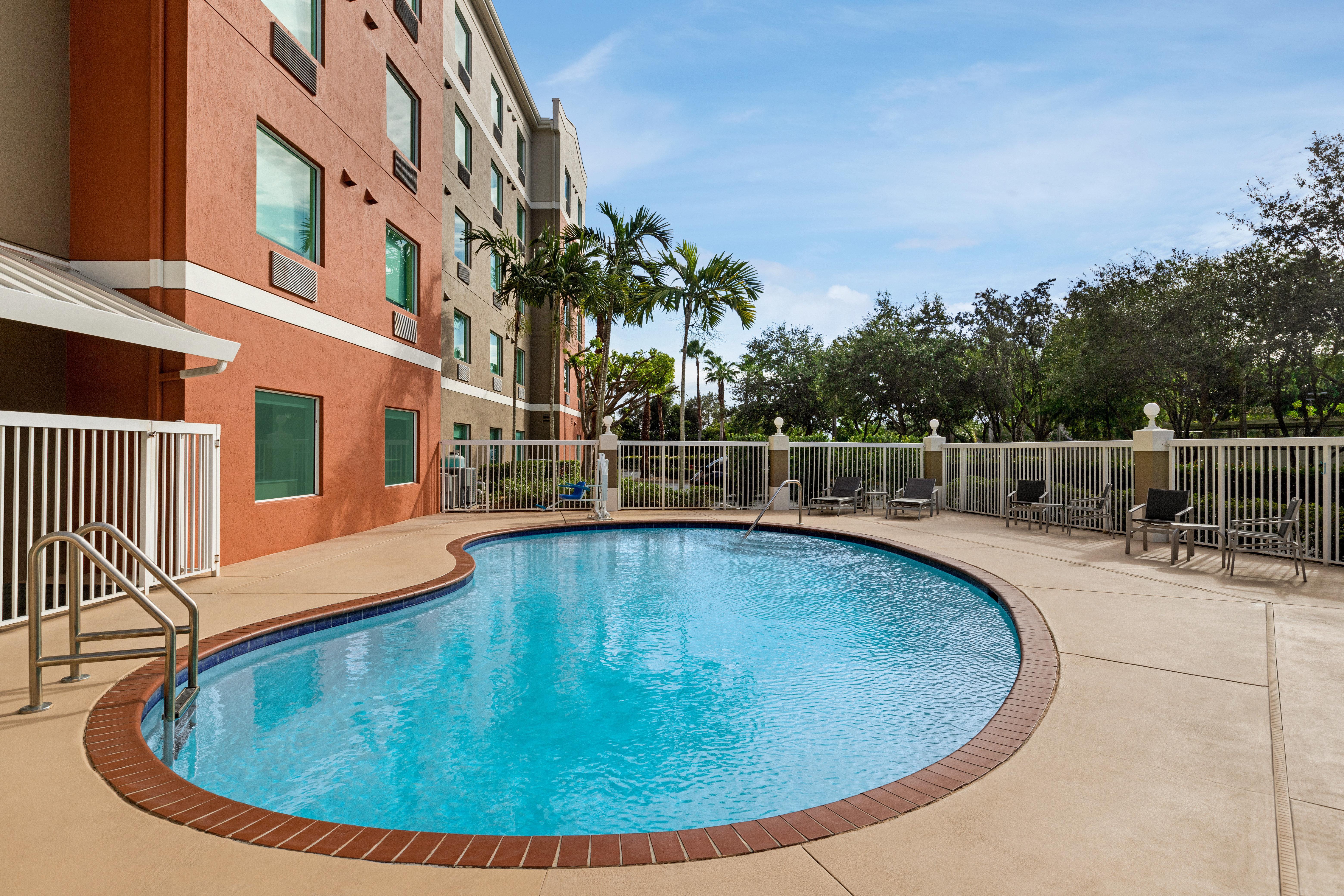 Holiday Inn Express & Suites Pembroke Pines-Sheridan St By Ihg Exterior photo