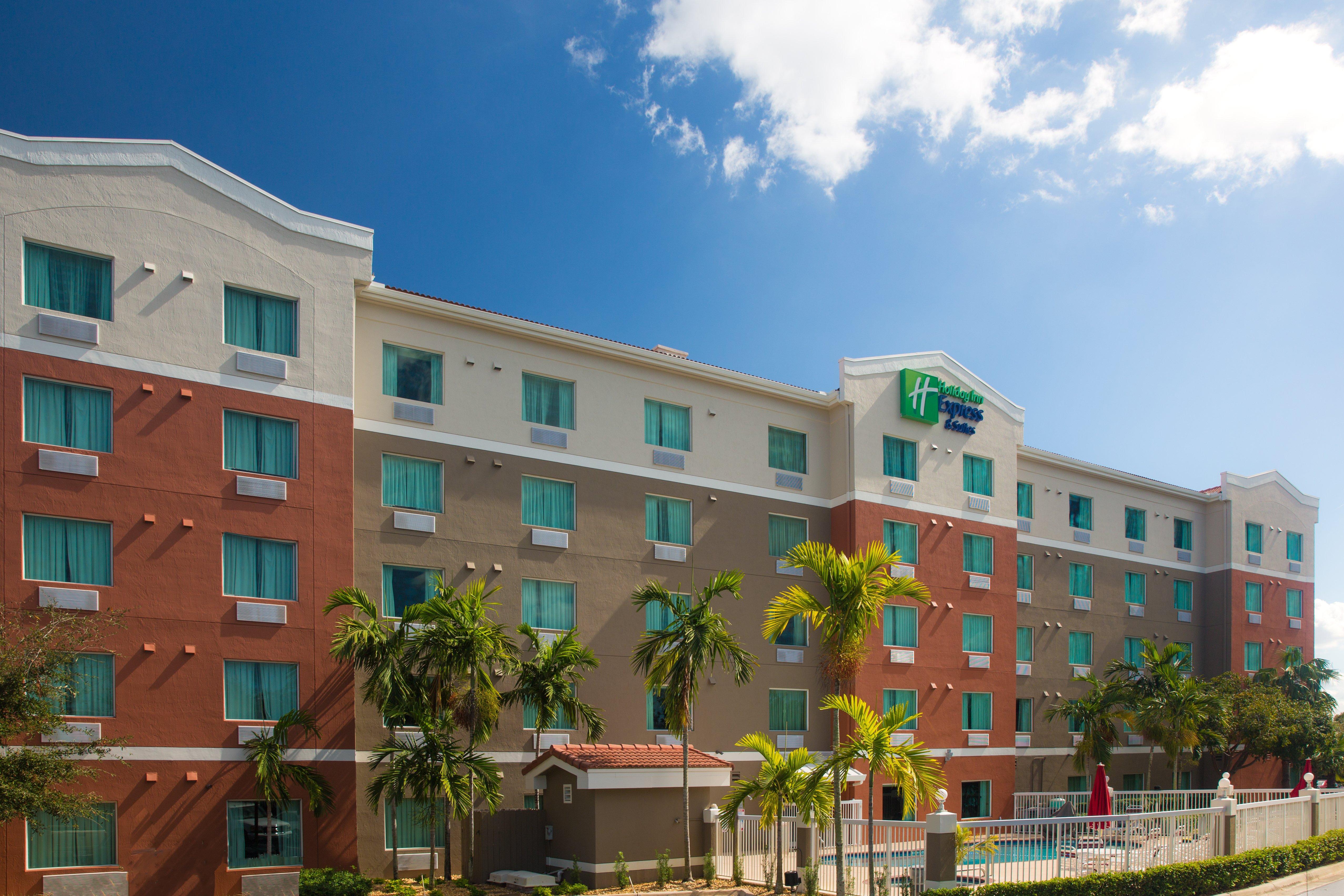 Holiday Inn Express & Suites Pembroke Pines-Sheridan St By Ihg Exterior photo